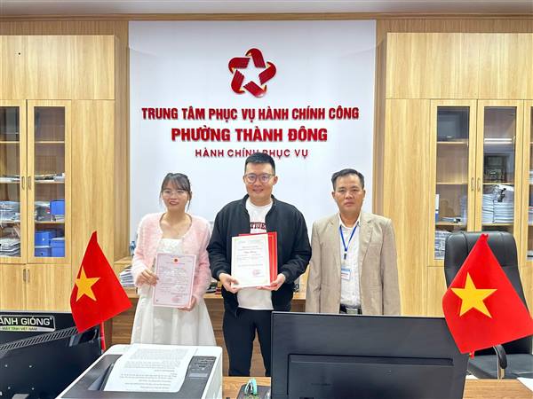 Ủy ban nhân dân phường Thành Đông tổ chức Lễ trao giấy chứng nhận đăng ký kết hôn