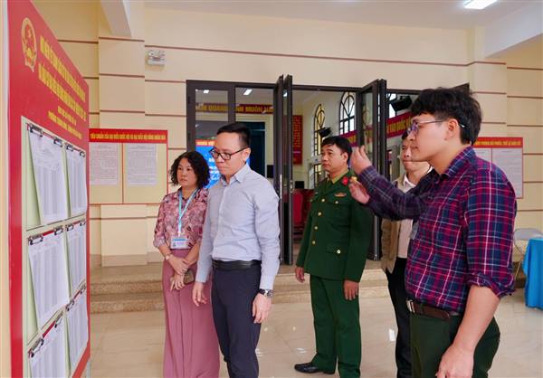 Đoàn kiểm tra thành phố kiểm tra công tác chuẩn bị bầu cử tại phường Thành Đông