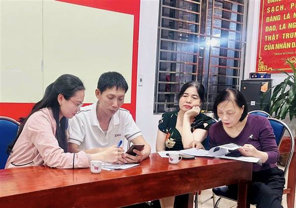 Phường Thành Đông tích cực hỗ trợ người dân tích hợp Sổ sức khỏe điện tử trên VNEiD