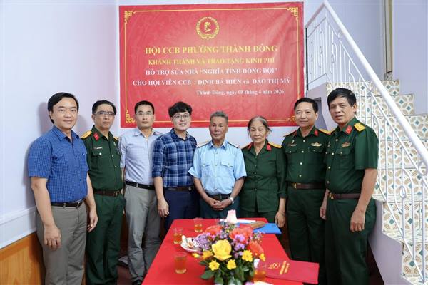 Phường Thành Đông: Trao kinh phí sửa chữa nhà "Nghĩa tình đồng đội"