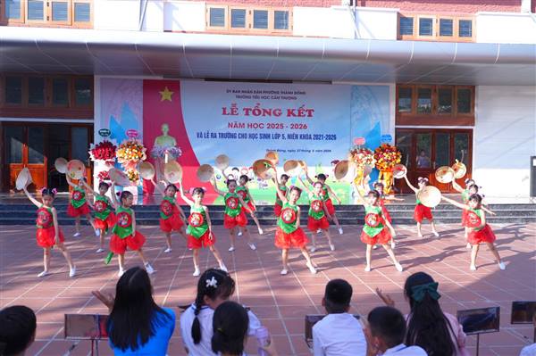 Trường Tiểu học và THCS Cẩm Thượng tổ chức Tổng kết năm học 2025 - 2026 và Chương trình trao quà yêu thương cho học sinh có hoàn cảnh khó khăn