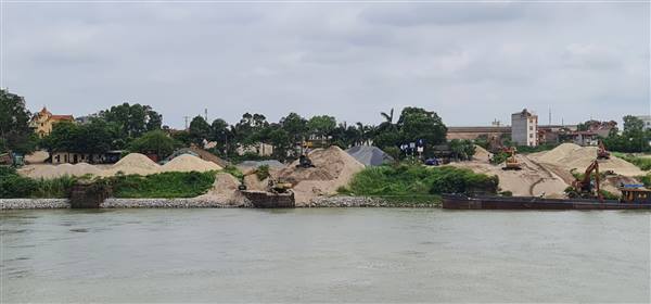 Ủy ban nhân dân phường Thành Đông tuyên truyền tới toàn thể nhân dân, các tổ chức và cá nhân kinh doanh về quy định trọng tải xe và hoạt động bến bãi ven đê