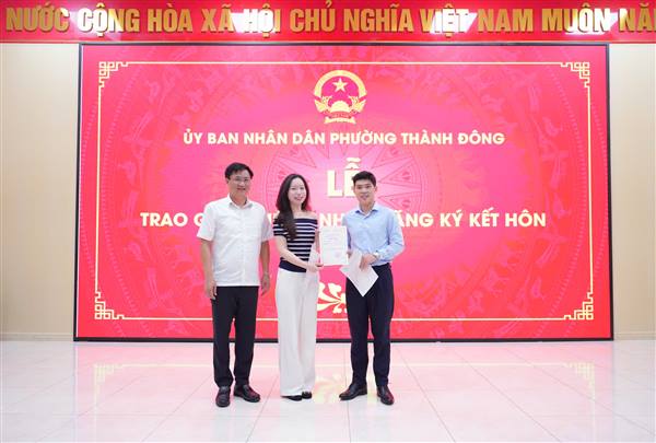 Phường Thành Đông tổ chức Giấy chứng nhận kết hôn cho công dân