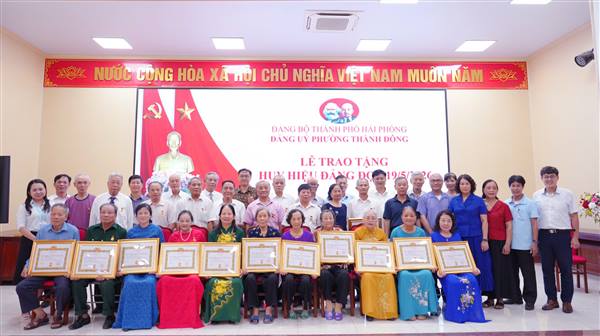 Đảng ủy phường Thành Đông long trọng tổ chức Lễ trao tặng Huy hiệu Đảng đợt 19/5/2026