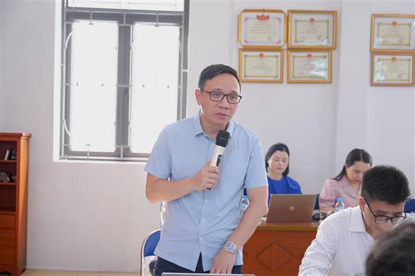 Đồng chí Đào Trọng Đức - Phó Chủ tịch thường trực HĐND thành phố tham dự buổi sinh hoạt chuyên đề tại Trạm Y tế phường Thành Đông.