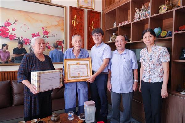 Đảng bộ phường Thành Đông tổ chức trao Huy hiệu Đảng tại nhà cho các Đảng viên