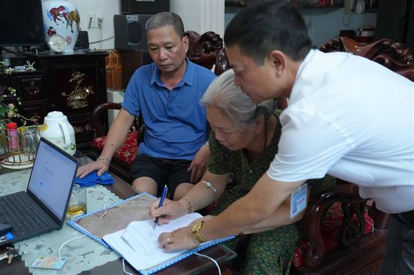 Phường Thành Đông chủ động hỗ trợ người dân thực hiện thủ tục hành chính tại nhà