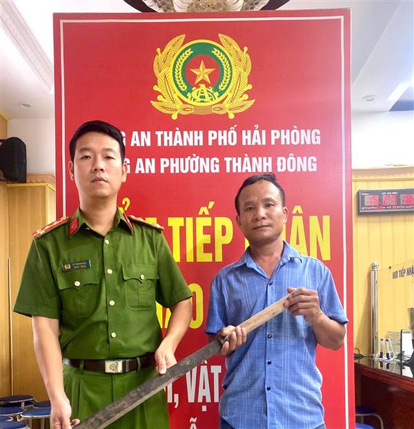 Công an phường Thành Đông tiếp nhận vũ khí thô sơ do người dân tự nguyện giao nộp