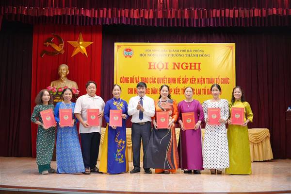 Hội nông dân phường Thành Đông công bố, trao quyết định kiện toàn tổ chức Chi hội Nông dân sau sắp xếp Tổ dân phố