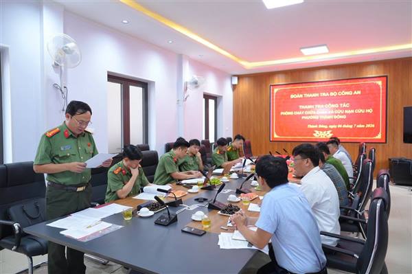 Đoàn Thanh tra Bộ Công an làm việc với Ủy ban nhân dân phường Thành Đông về công tác phòng cháy, chữa cháy và cứu nạn, cứu hộ