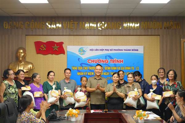 Hội LHPN phường Thành Đông trao tặng quà tri ân các gia đình chính sách, người có công