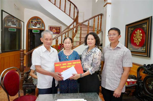 Lãnh đạo phường Thành Đông thăm, tặng quà các gia đình chính sách nhân kỷ niệm 79 năm Ngày Thương binh - Liệt sĩ (27/7/1947 - 27/7/2026)