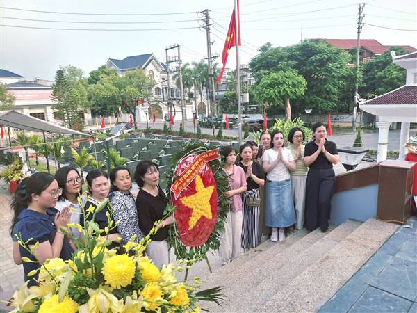 Viết tiếp câu chuyện hòa bình - Dâng hương tri ân - Giữ trọ đạo lý "Uống nước nhớ nguồn"
