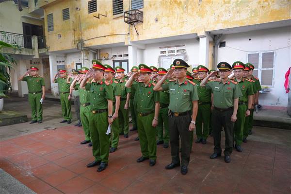 Công an phường Thành Đông dâng hương tại Di tích Nhà tù Hải Dương nhân kỷ niệm 79 năm Ngày Thương binh - Liệt sĩ (27/7/1947 - 27/7/2026)