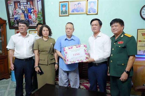Lãnh đạo thành phố thăm, tặng quà nạn nhân Chất độc Da cam trên địa bàn phường Thành Đông