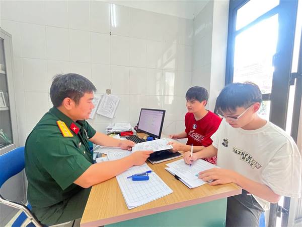 Ban Chỉ huy Quân sự phường Thành Đông đẩy nhanh thủ tục di chuyển nghĩa vụ quân sự cho nam sinh nhập học năm 2026