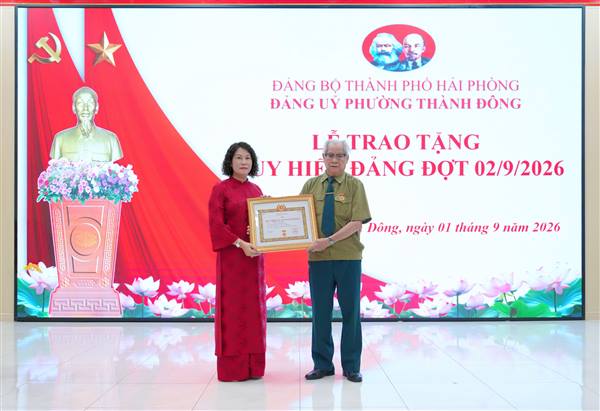 
Đảng bộ phường Thành Đông trang trọng trao tặng Huy hiệu Đảng đợt 02/9/2026

