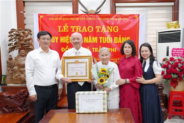 Trao huy hiệu 60 năm tuổi Đảng tại nhà cho đảng viên Trần Phi
