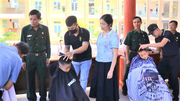 Tổ chức chương trình cắt tóc miễn phí với chủ đề “Tóc mới đón Trung thu” cho học sinh Trường Tiểu học Thanh Hà