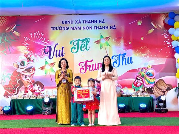 Các đồng chí lãnh đạo xã thăm tặng quà, vui Tết Trung thu tại các Trường Mầm non trên địa bàn