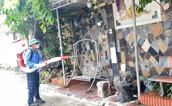 Phun hóa chất diệt muỗi tại khu vực ổ dịch sốt xuất huyết