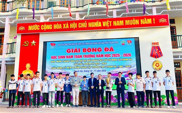 Trao giải bóng đá học sinh nam THPT Thanh Hà năm học 2025-2026