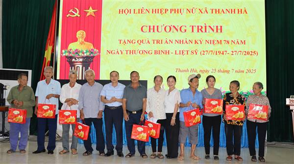 Ban Chấp hành Hội Liên hiệp Phụ nữ xã Thanh Hà trao tặng 79 suất quà cho người có công với cách mạng