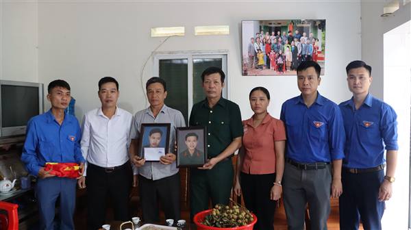 Trao tặng di ảnh phục dựng cho thân nhân các gia đình liệt sĩ