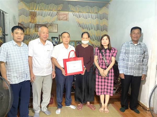 Các đồng chí lãnh đạo xã Thanh Hà thăm, tặng quà gia đình chính sách tiêu biểu nhân kỷ niệm 78 năm Ngày Thương binh - Liệt sĩ