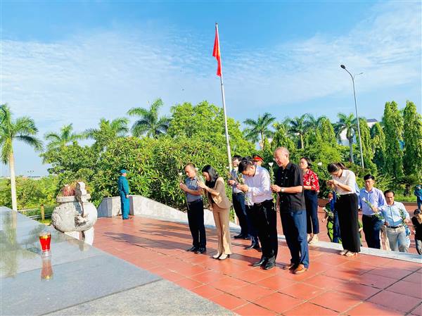 Dâng hương, dâng hoa tại Đài tưởng niệm các Anh hùng Liệt sĩ Khu vực Thanh Hà nhân kỷ niệm ngày TBLS 27/7