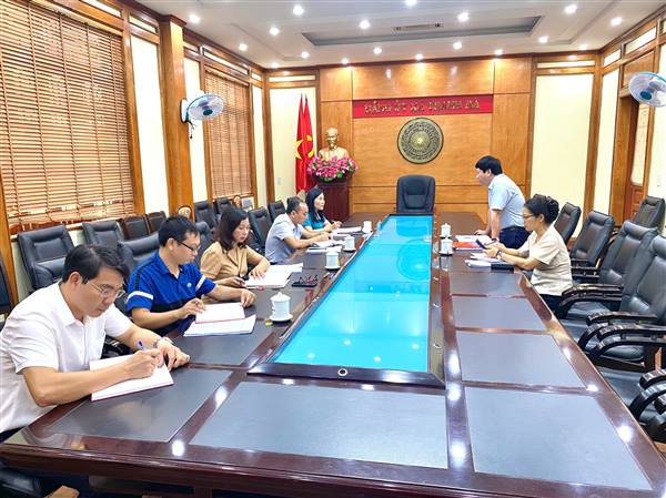 Đồng chí Phạm Quang Hiển, Phó Trưởng Ban tổ chức Thành ủy Hải Phòng làm việc với Thường trực Đảng ủy xã Thanh Hà