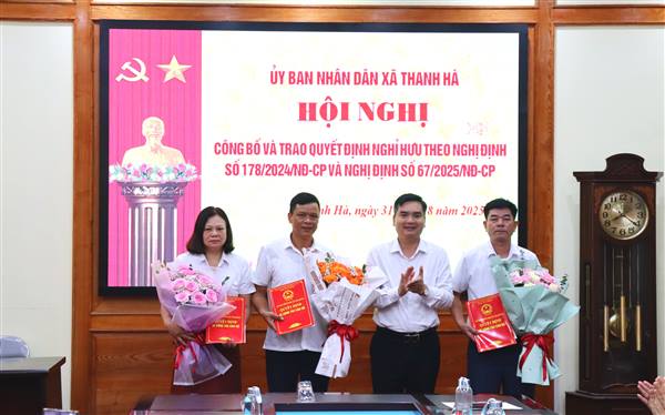 UBND xã Thanh Hà tổ chức hội nghị công bố và trao Quyết định nghỉ hưu trước tuổi cho 3 cá nhân