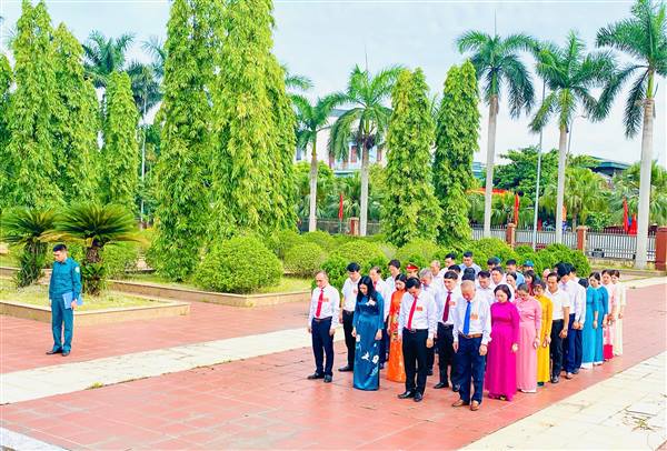 Dâng hương tưởng niệm các Anh hùng liệt sĩ trước thềm Đại hội Đảng bộ xã Thanh Hà lần thứ I