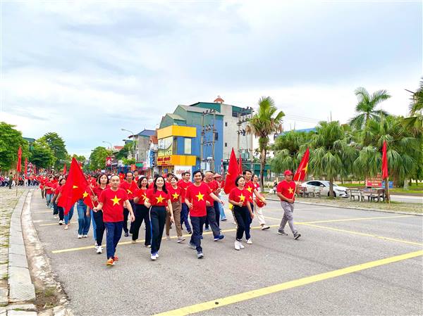 Xã Thanh Hà hưởng ứng chương trình đi bộ “Cùng Việt Nam tiến bước”