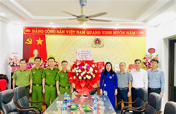 Các đồng chí lãnh đạo xã Thanh Hà chúc mừng Công an xã nhân kỷ niệm 80 năm Ngày truyền thống lực lượng Công an nhân dân