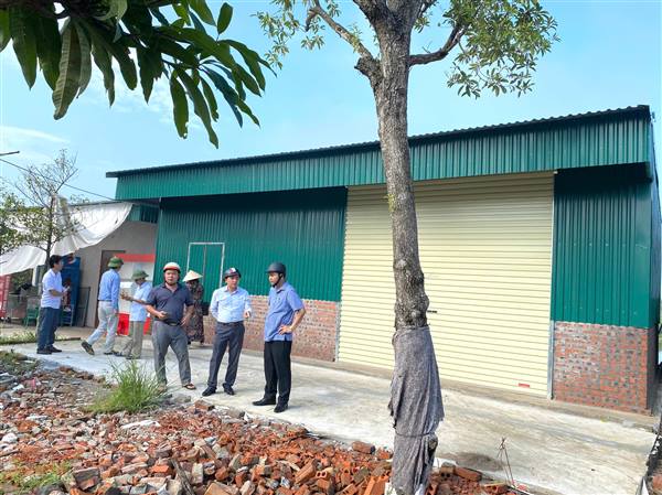 Các đồng chí lãnh đạo xã kiểm tra hiện trạng các công trình xây dựng vi phạm trên đất nông nghiệp