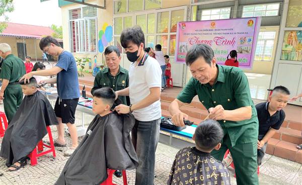 Tổ chức chương trình cắt tóc miễn phí cho học sinh Tiểu học và THCS Thanh Xá