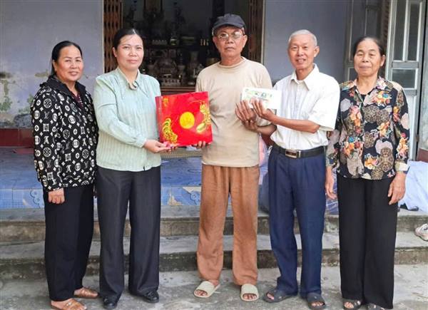 Hội Nông dân xã Thanh Hà trao tặng 23 suất quà cho hội viên có hoàn cảnh khó khăn