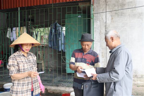 Tổ bầu cử tại Khu vực bỏ phiếu số 11 thôn An Lão - nhiều cử tri nhất xã cơ bản hoàn thành việc phát thẻ cử tri đến tận tay người dân