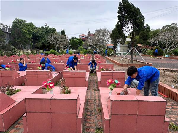 Tuổi trẻ xã Thanh Hà ra quân vệ sinh môi trường chào mừng  Ngày Giải phóng miền Nam, thống nhất đất nước 30/4.