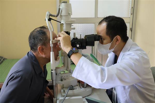 Bệnh viện chuyên khoa Mắt Sài Gòn - Hải Dương khám, tư vấn các bệnh lý về mắt miễn phí cho nhân dân xã Thanh Hà