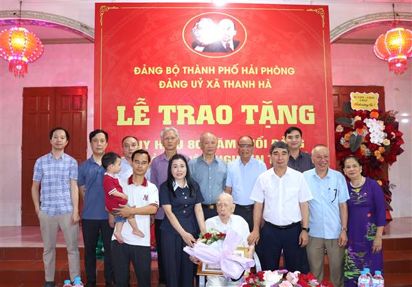 Đảng uỷ xã Thanh Hà tổ chức Lễ trao tặng Huy hiệu Đảng tại nhà cho 2 đảng viên 80 năm tuổi Đảng