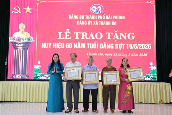 Thanh Hà trao Huy hiệu Đảng cho các đảng viên đợt 3/2 và 19/5/2026