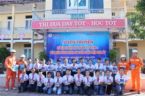 Học sinh trường Tiểu học Thanh Xá hào hứng tham gia tuyên truyền sử dụng điện an toàn