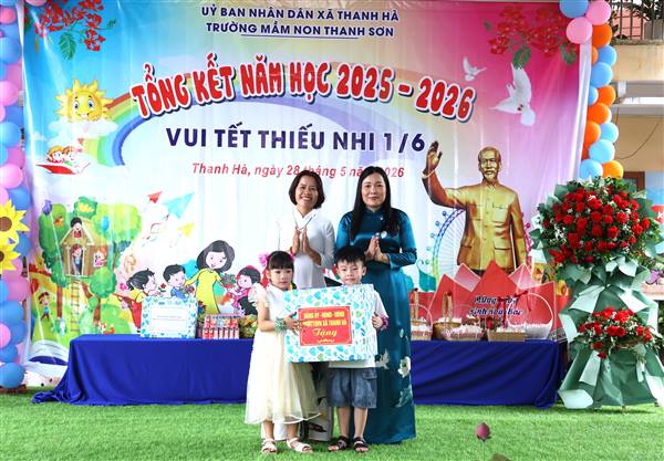 Xã Thanh Hà tổ chức thăm, tặng quà các trường mầm non nhân dịp Quốc tế thiếu nhi 1/6