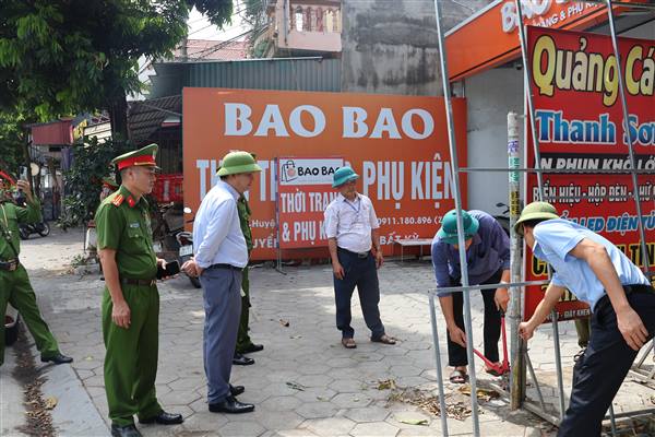 Xã Thanh Hà tăng cường xử lý vi phạm lấn chiếm lòng đường, vỉa hè