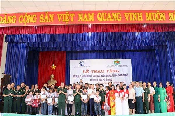 Quỹ Bảo trợ trẻ em Việt Nam, Hiệp hội Doanh nhân Doanh nghiệp Cựu chiến binh Việt Nam và Câu lạc bộ Nghĩa tình Đồng đội A10 trao hỗ trợ cơ sở vật chất cho học sinh các trường học xã Thanh Hà