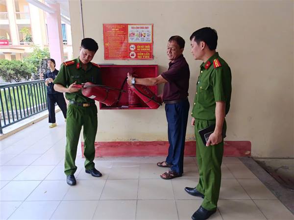 Công an xã Thanh Hà kiểm tra công tác đảm bảo an toàn phòng cháy chữa cháy tại các điểm thi tốt nghiệp THPT năm 2026 và Kỳ thi tuyển sinh vào lớp 10 THPT.
