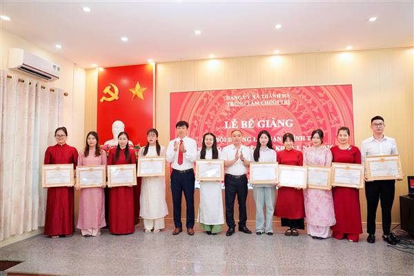 Bế giảng lớp Bồi dưỡng lý luận chính trị dành cho đảng viên mới khóa I năm 2026