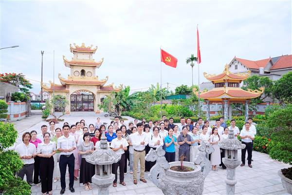 Trung tâm Chính trị xã Thanh Hà tổ chức dâng hoa, dâng hương tại Nhà bia - Chùa Vạn Tuế